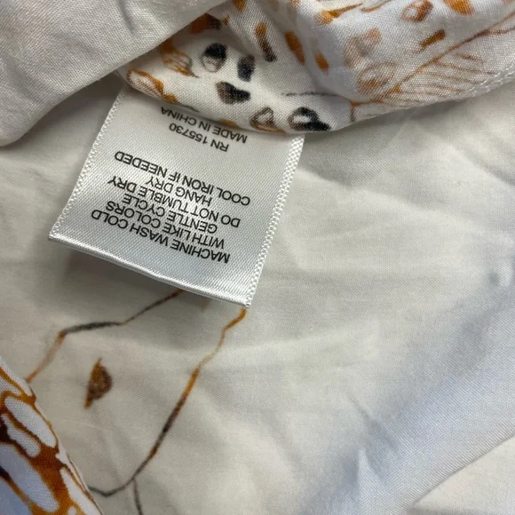 Jane + Delancey White Giraffe Print Button-Up Shirt Size Medium - Picture 6 of 7